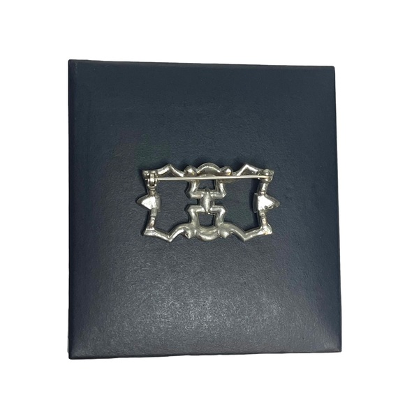 1930’s Art Deco Vintage Rhinestone and Faux Emerald Brooch - Picture 9 of 10